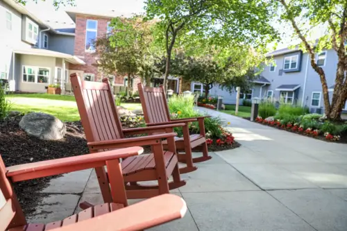 Heritage Pointe assisted living courtyard rocking chairs to enjoy the fresh air