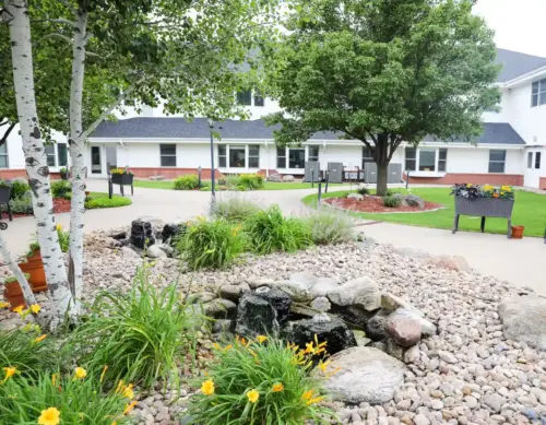 The Heritage at College View outdoor assisted living courtyard with rock garden